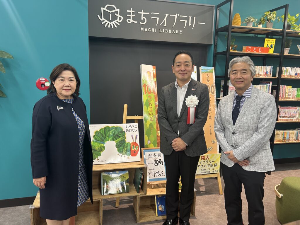 左から、株式会社宮商 代表取締役 宮下悠子。宇部市 篠崎圭二 市長。主催 礒井純充 氏。